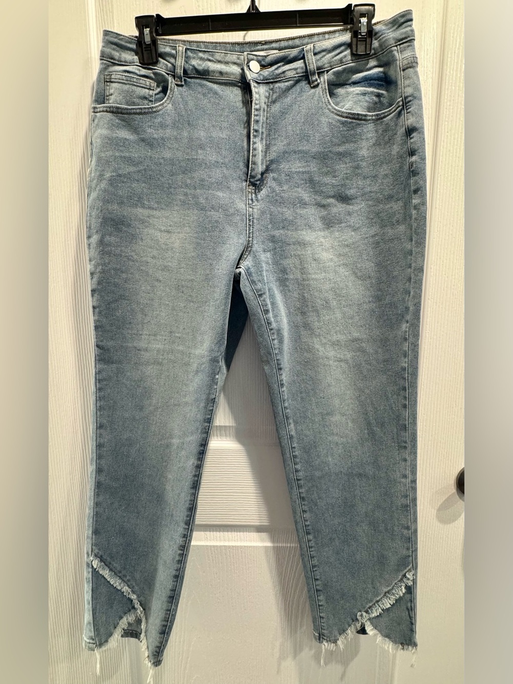 CherryBetty 2XL Size 14 Light Wash Frayed Hem Cropped Jeans - NWOT